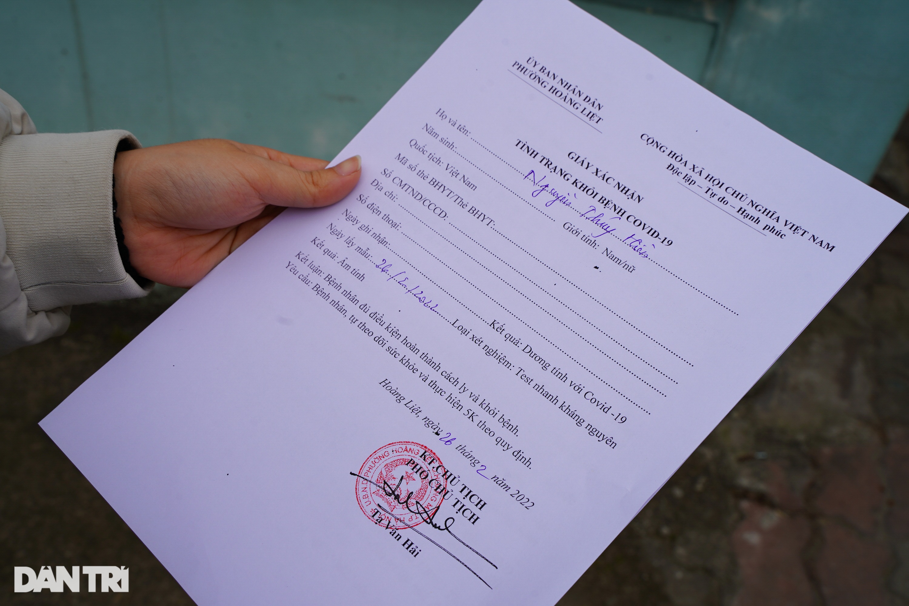 F0 rồng rắn đi xin giấy xác nhận, y tế phường ở Hà Nội căng mình làm việc  - 11