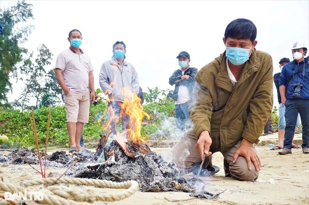 Nỗi đau xé lòng của người nhà nạn nhân bên bàn thờ tạm ở biển Cửa Đại - 4