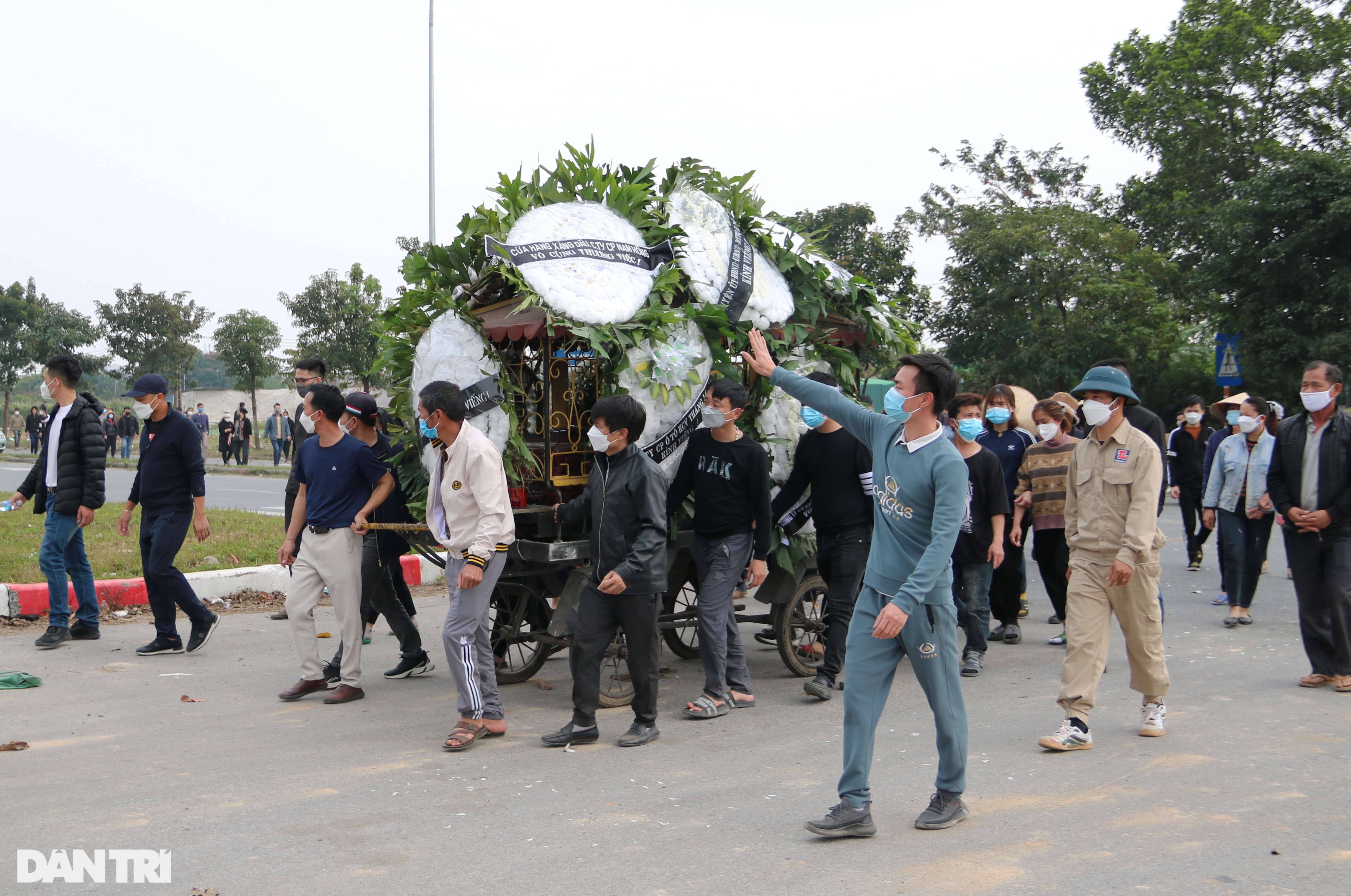 Vụ lật ca nô ở biển Cửa Đại: Tang thương ngày tiễn các nạn nhân về đất mẹ - 11