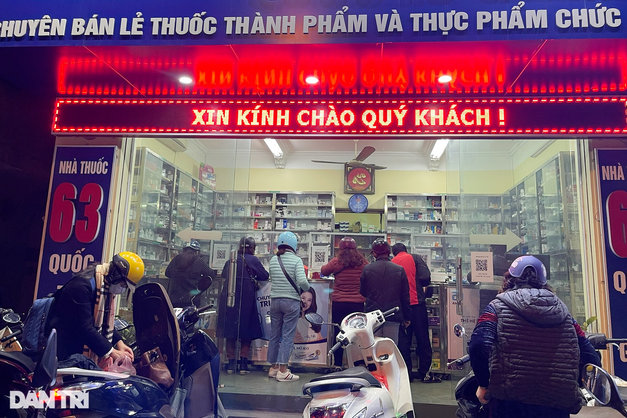 Người dân đổ xô đi mua kit test nhanh, các hiệu thuốc ở Hà Nội cháy hàng - 9