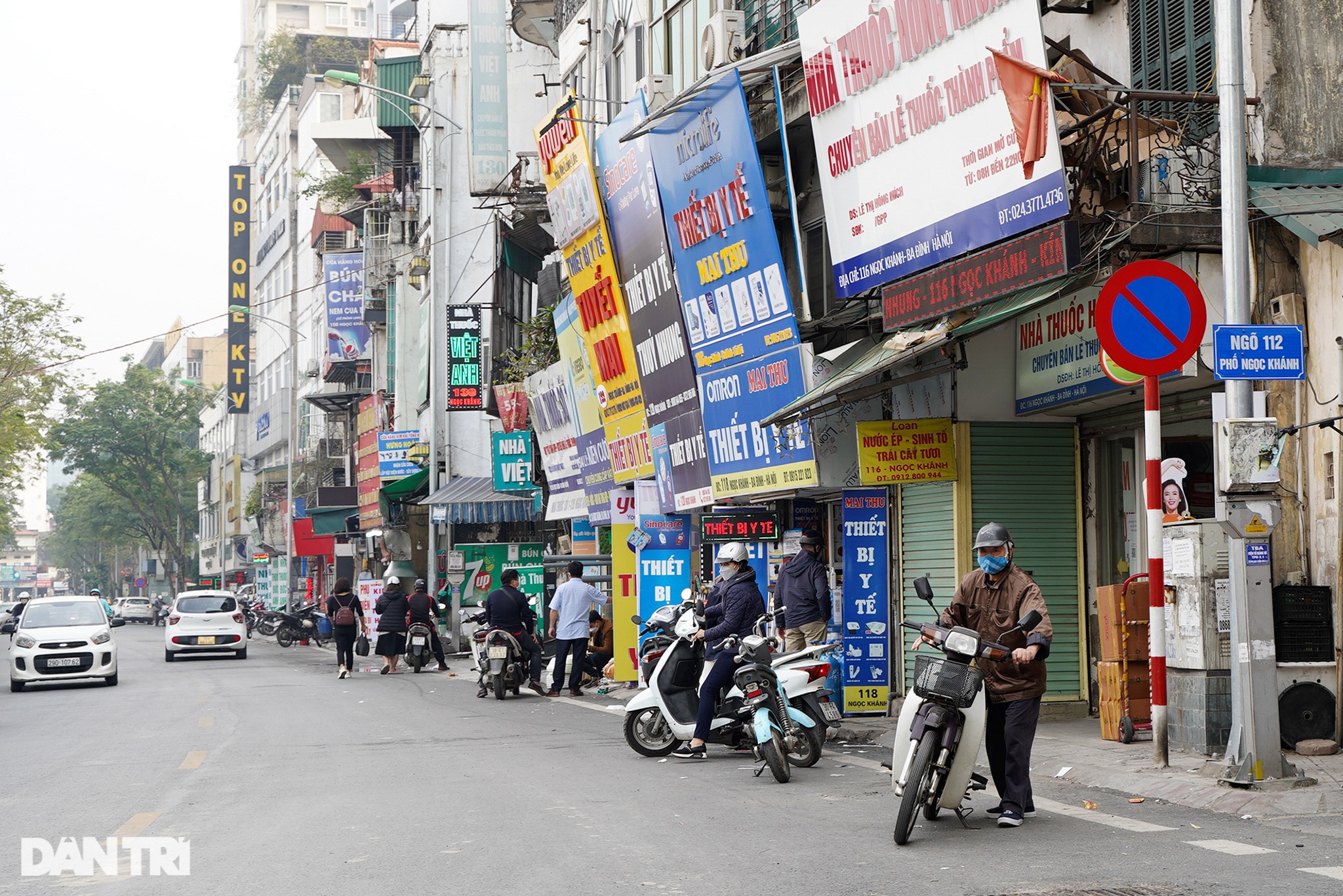 Người dân đổ xô đi mua kit test nhanh, các hiệu thuốc ở Hà Nội cháy hàng - 1