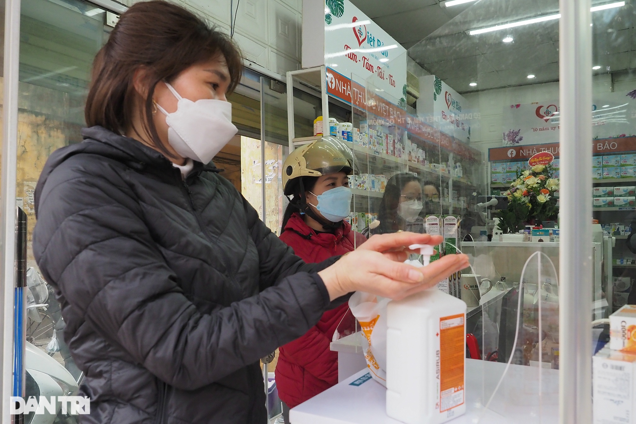 Người dân đổ xô đi mua kit test nhanh, các hiệu thuốc ở Hà Nội cháy hàng - 4