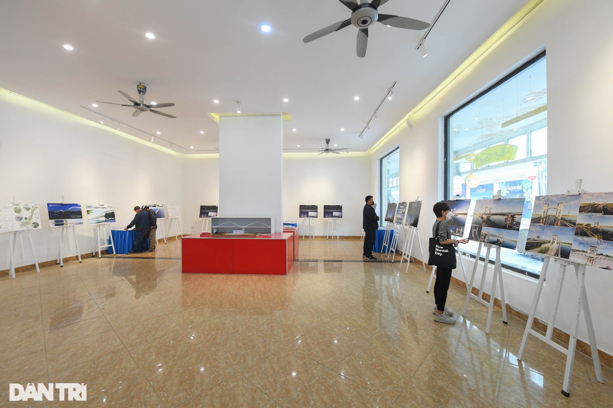 Cận cảnh các thiết kế kiến trúc cầu Trần Hưng Đạo đang trưng bày tại Hà Nội - 1