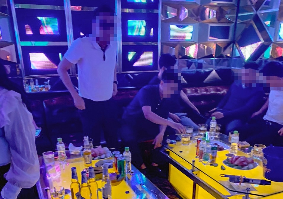 17 người say sưa hát karaoke trong câu lạc bộ bia ở Hà Nội - 2