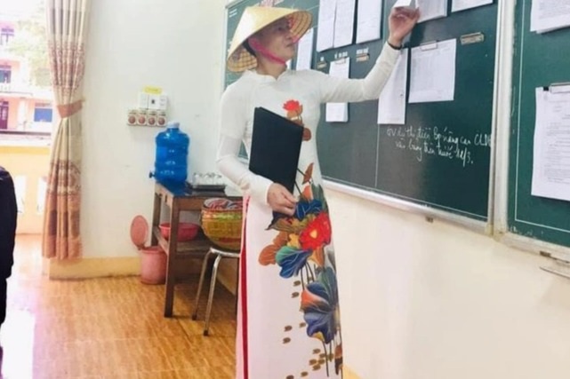 Xôn xao hình ảnh nam giáo viên mặc áo dài nữ, đội nón lá - 2