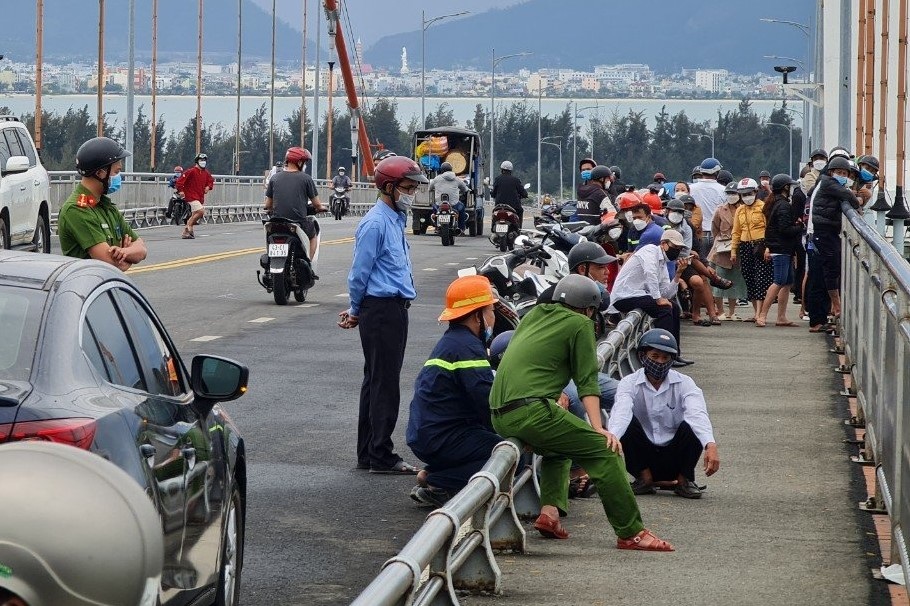 Người đàn ông đu lan can cầu 8 tiếng đồng hồ, dọa nhảy xuống sông Hàn - 3 Người đàn ông đu lan can cầu 8 tiếng đồng hồ, dọa nhảy xuống sông Hàn - 3
