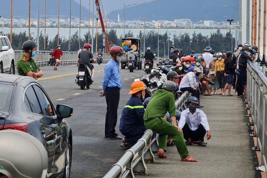 Người đàn ông đu lan can cầu 8 tiếng đồng hồ, dọa nhảy xuống sông Hàn - 3