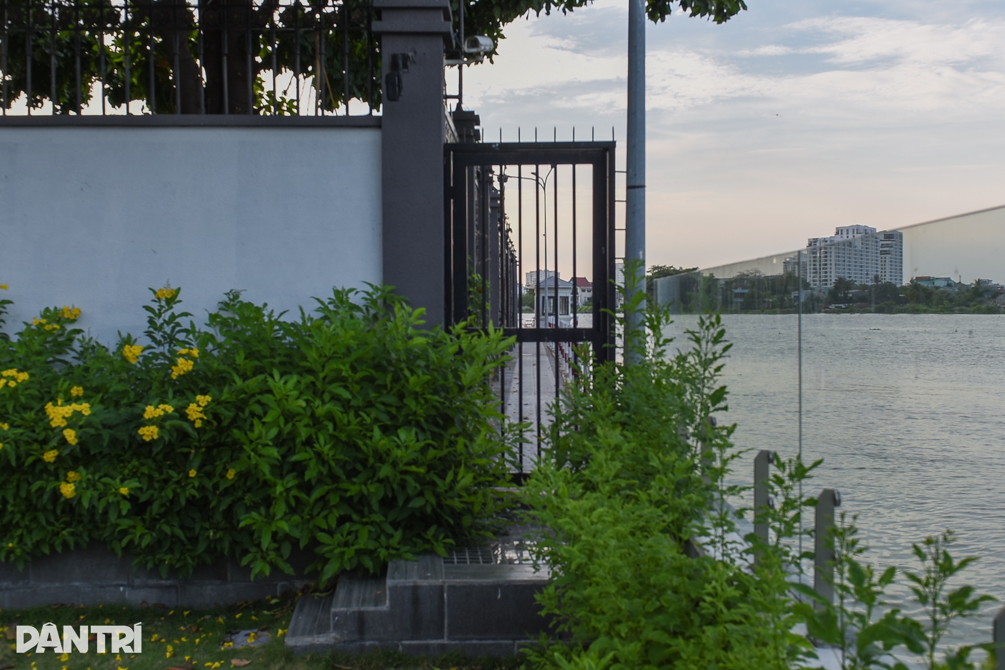 View - Công trình bủa vây sông Sài Gòn, người dân loay hoay tìm lối đi ra ven bờ | Báo Dân trí