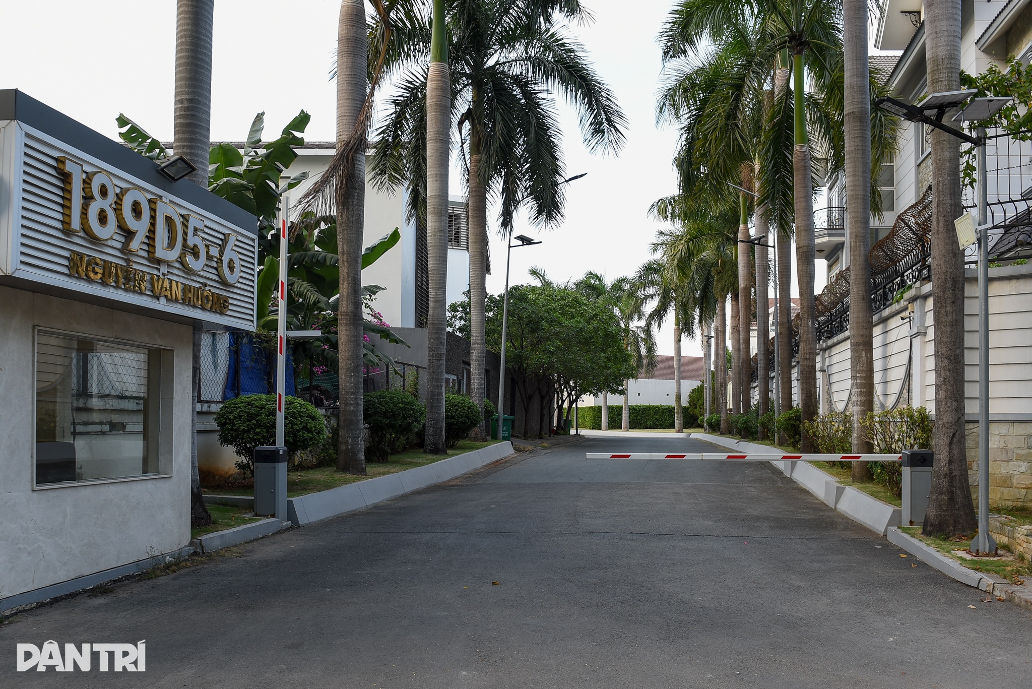 View - Công trình bủa vây sông Sài Gòn, người dân loay hoay tìm lối đi ra ven bờ | Báo Dân trí