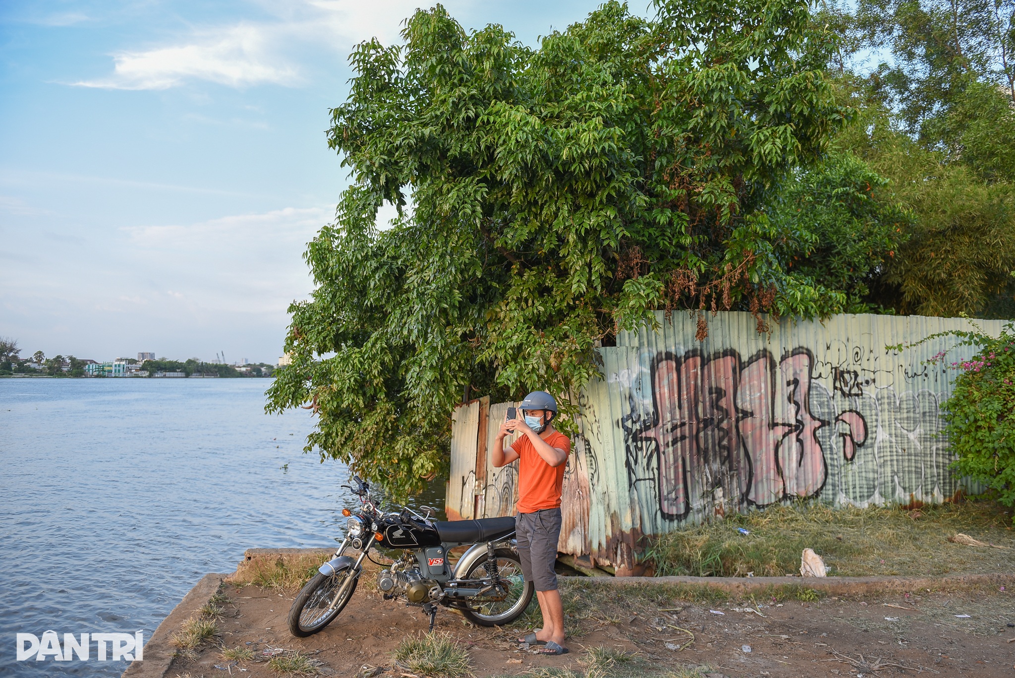 View - Công trình bủa vây sông Sài Gòn, người dân loay hoay tìm lối đi ra ven bờ | Báo Dân trí