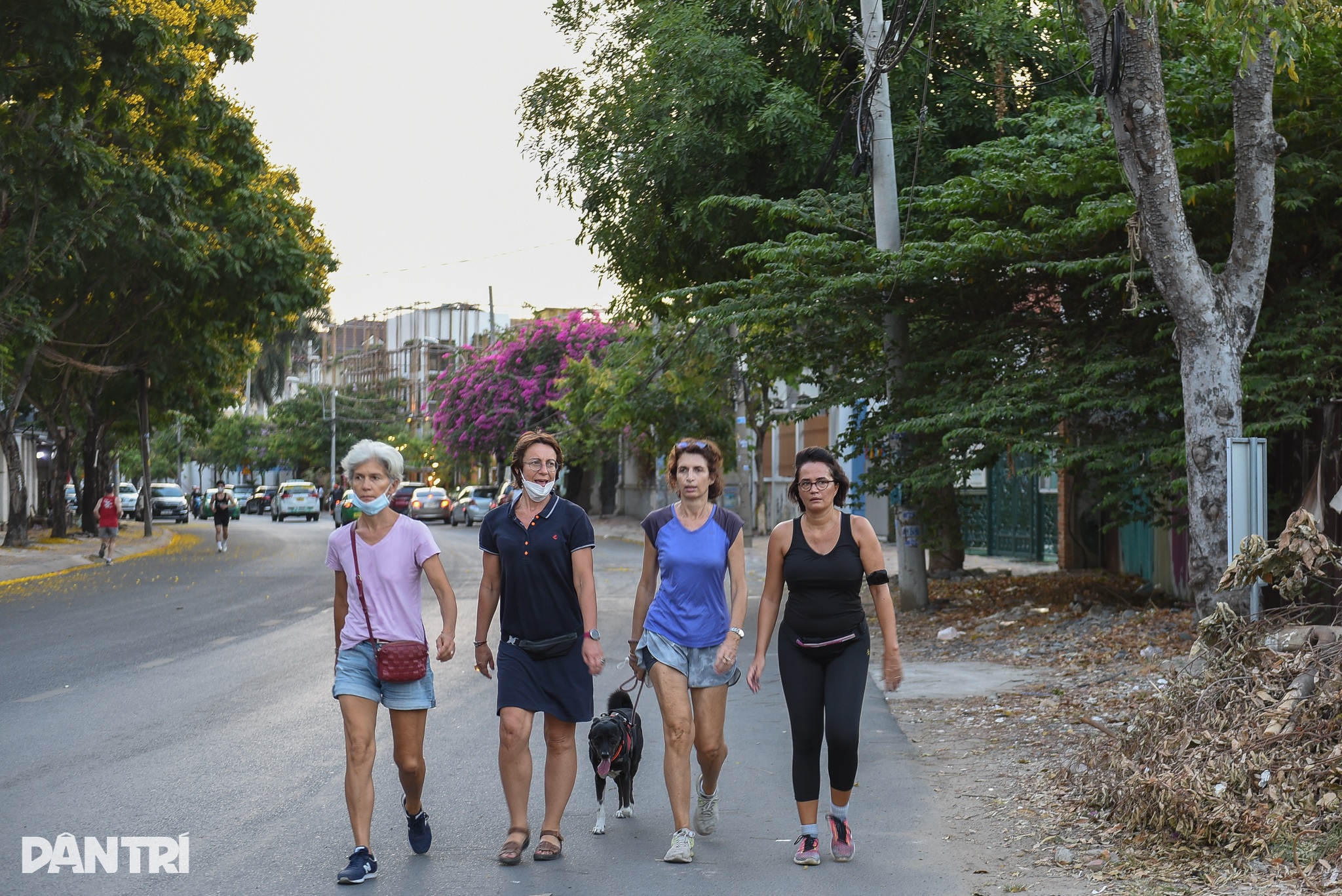View - Công trình bủa vây sông Sài Gòn, người dân loay hoay tìm lối đi ra ven bờ | Báo Dân trí
