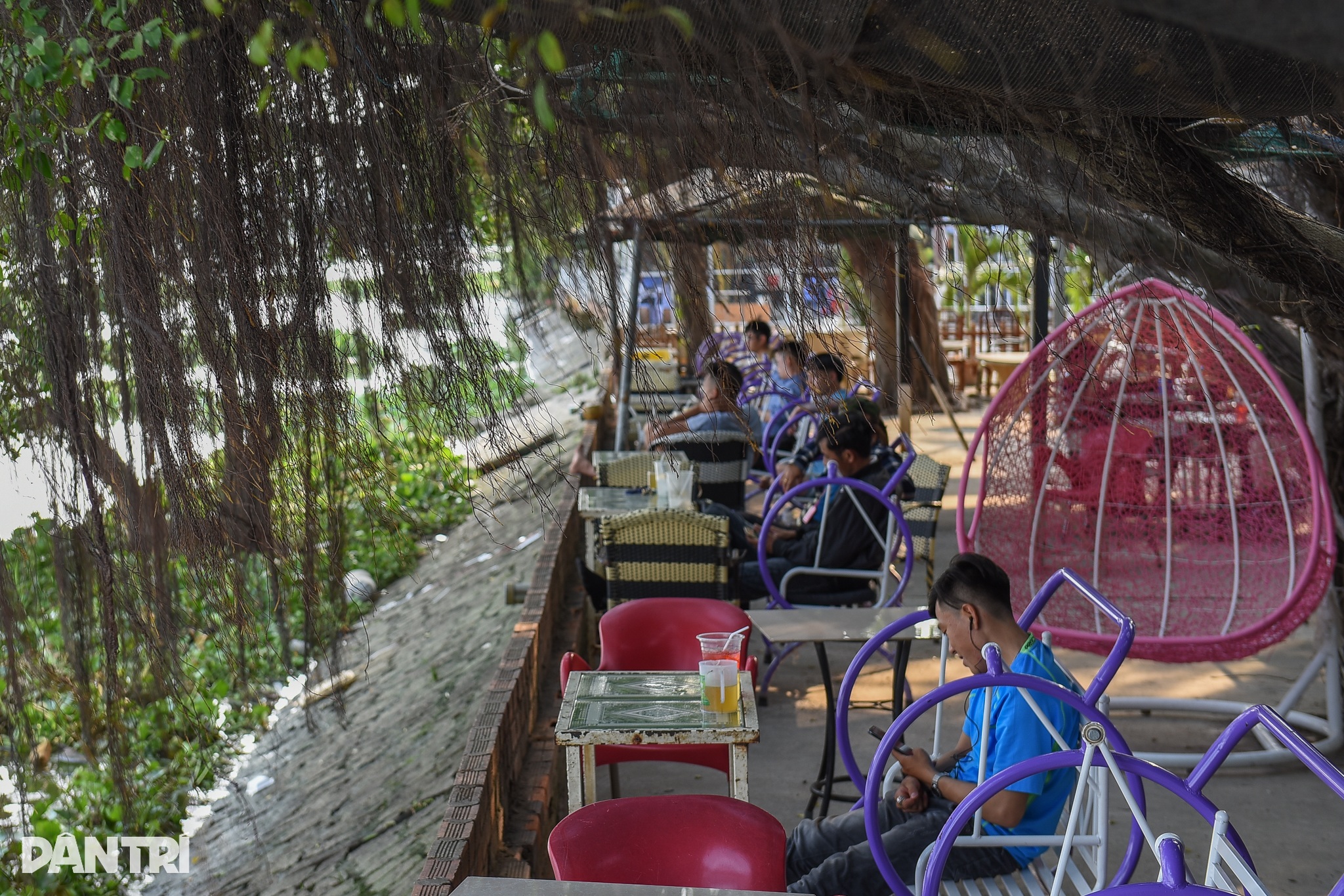 View - Công trình bủa vây sông Sài Gòn, người dân loay hoay tìm lối đi ra ven bờ | Báo Dân trí