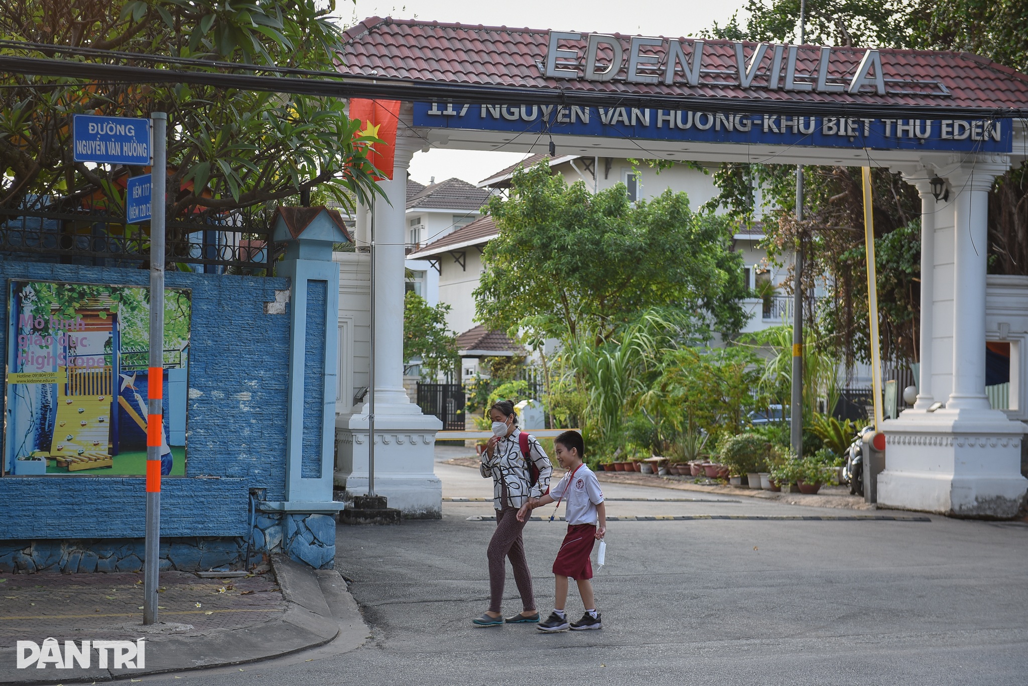 View - Công trình bủa vây sông Sài Gòn, người dân loay hoay tìm lối đi ra ven bờ | Báo Dân trí