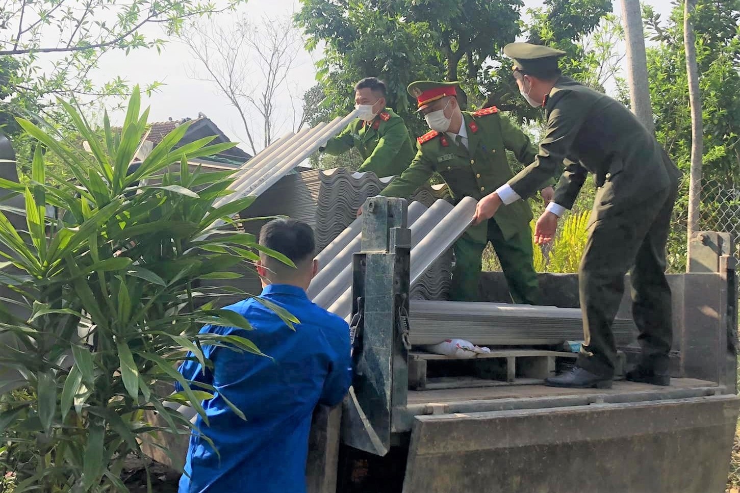 Mưa lớn, giông lốc thổi bay mái 200 nhà dân - 6