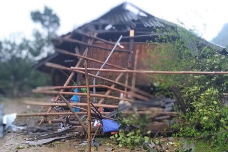 Mưa lớn, giông lốc thổi bay mái 200 nhà dân - 1