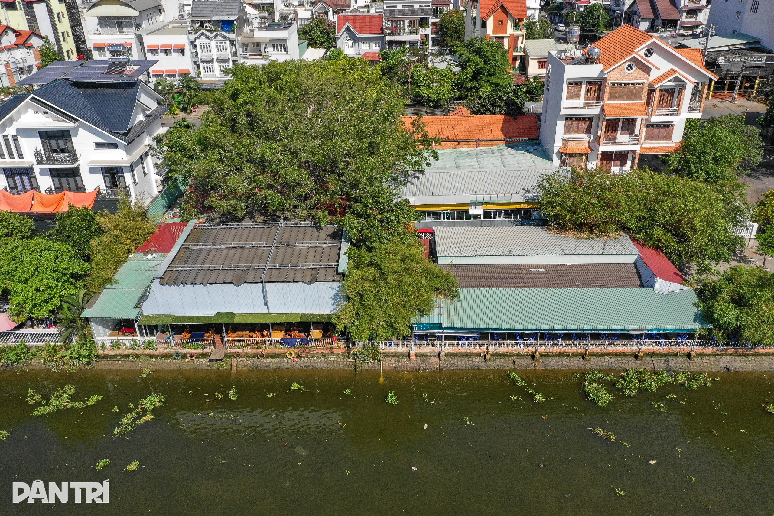 View - Công trình bủa vây sông Sài Gòn, người dân loay hoay tìm lối đi ra ven bờ | Báo Dân trí