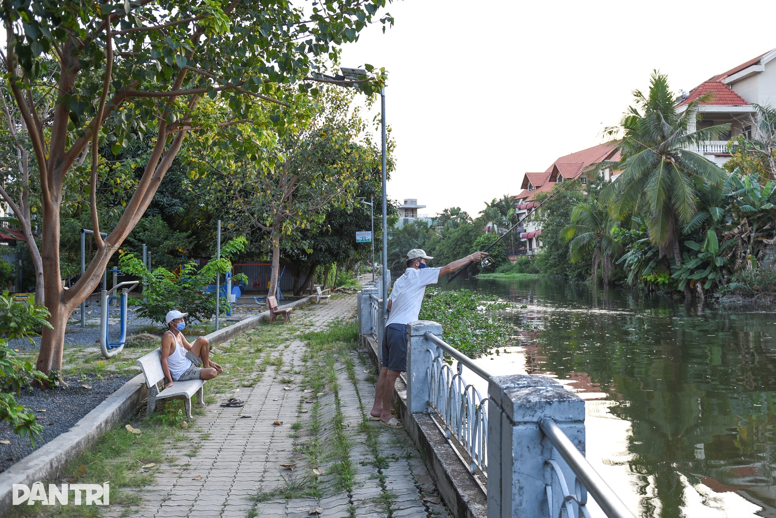 View - Công trình bủa vây sông Sài Gòn, người dân loay hoay tìm lối đi ra ven bờ | Báo Dân trí