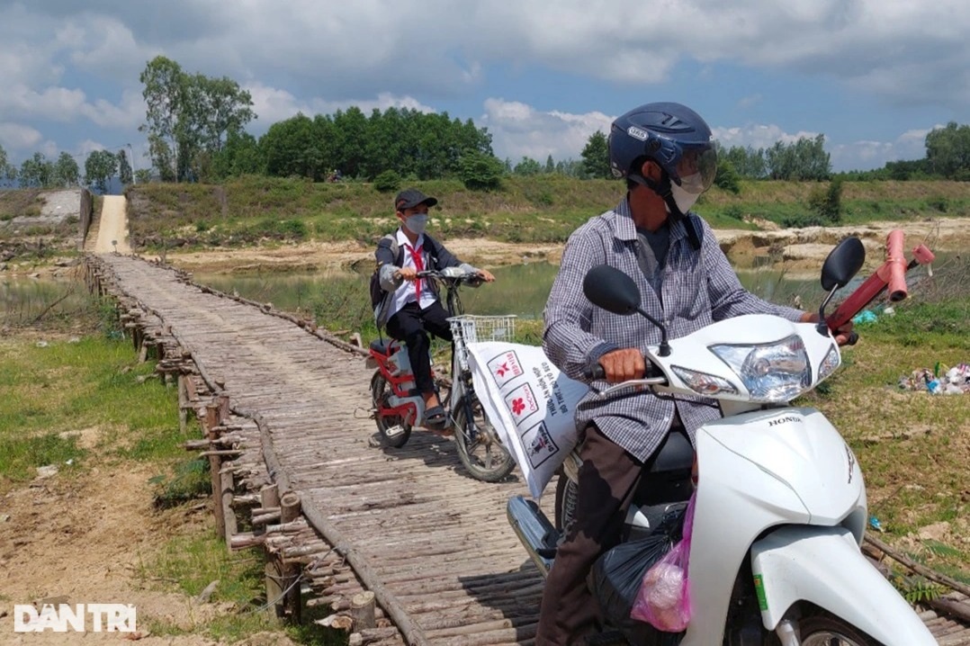 Nín thở lưu thông trên cây cầu tạm bắc qua sông Hà Thanh - 4