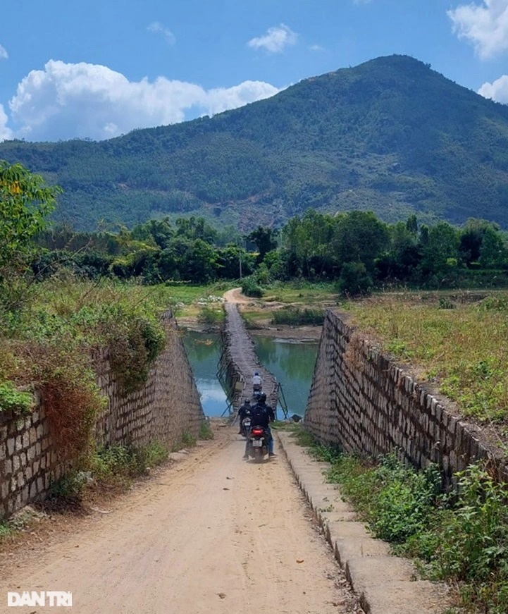 Nín thở lưu thông trên cây cầu tạm bắc qua sông Hà Thanh - 8