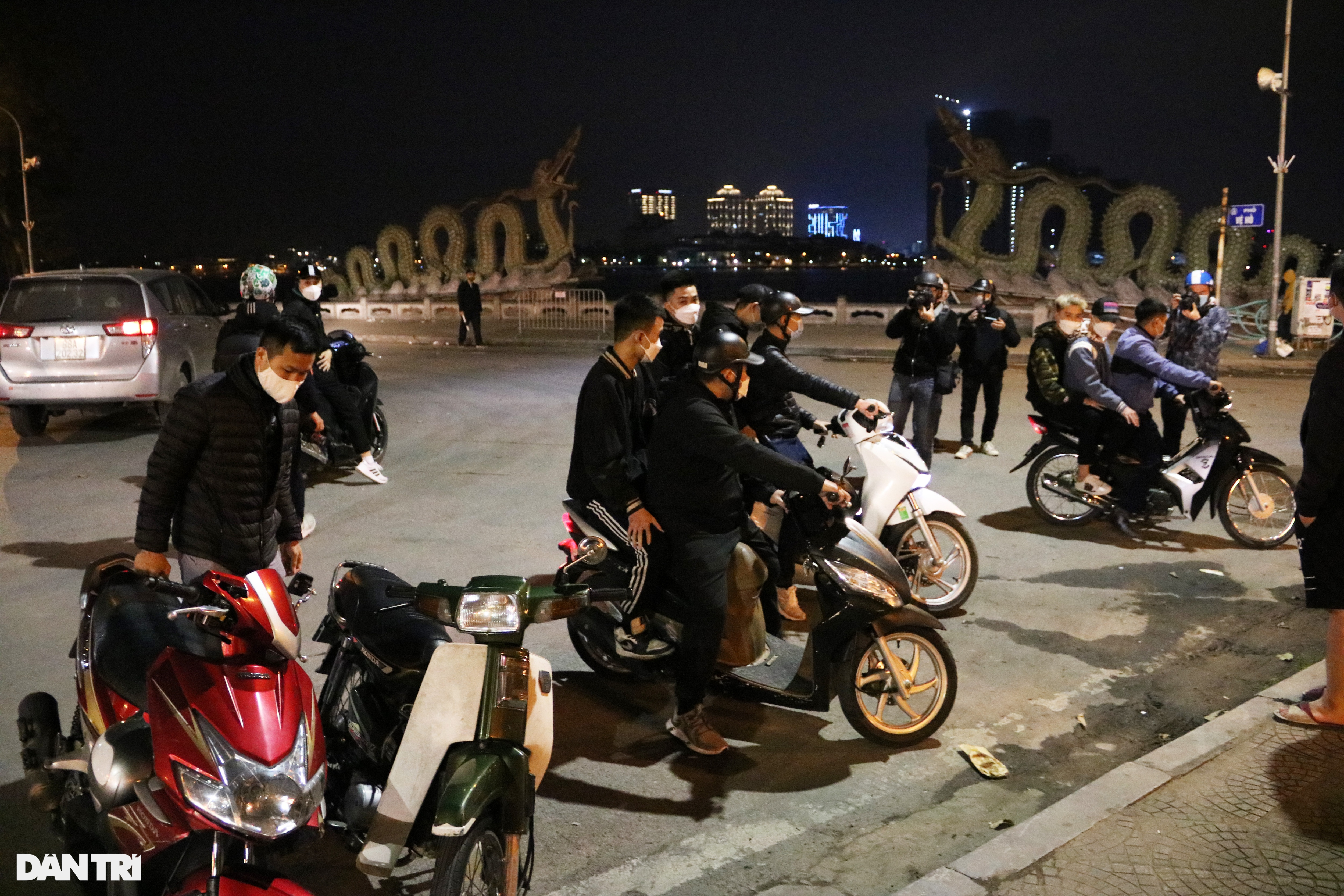 Cảnh sát hóa trang xuyên đêm vây bắt quái xế ở Hà Nội - 12