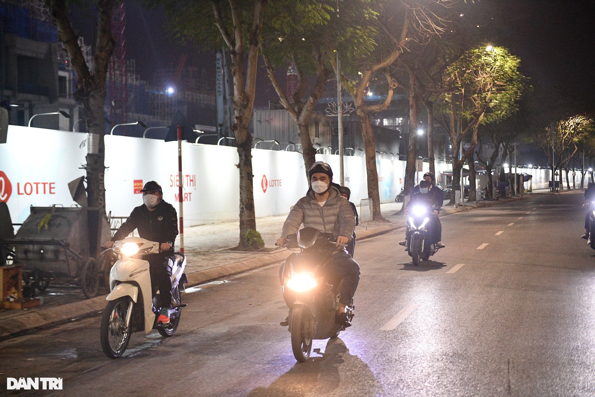 Cảnh sát hóa trang xuyên đêm vây bắt quái xế ở Hà Nội - 2