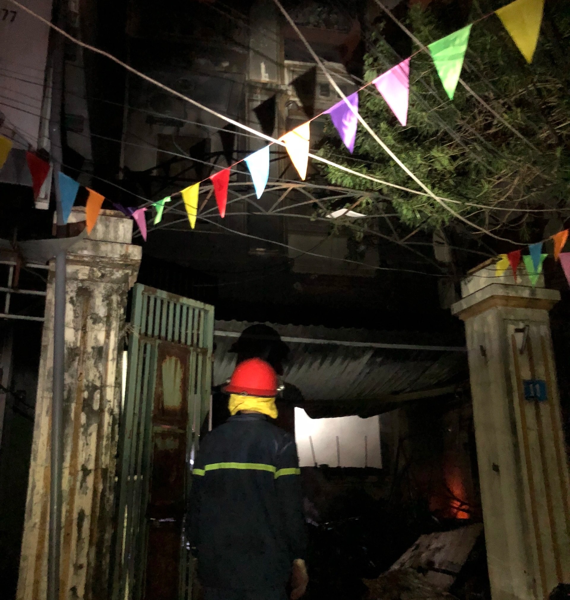 Cảnh sát giải cứu 3 bố con khỏi đám cháy nhà ở Hà Nội - 1