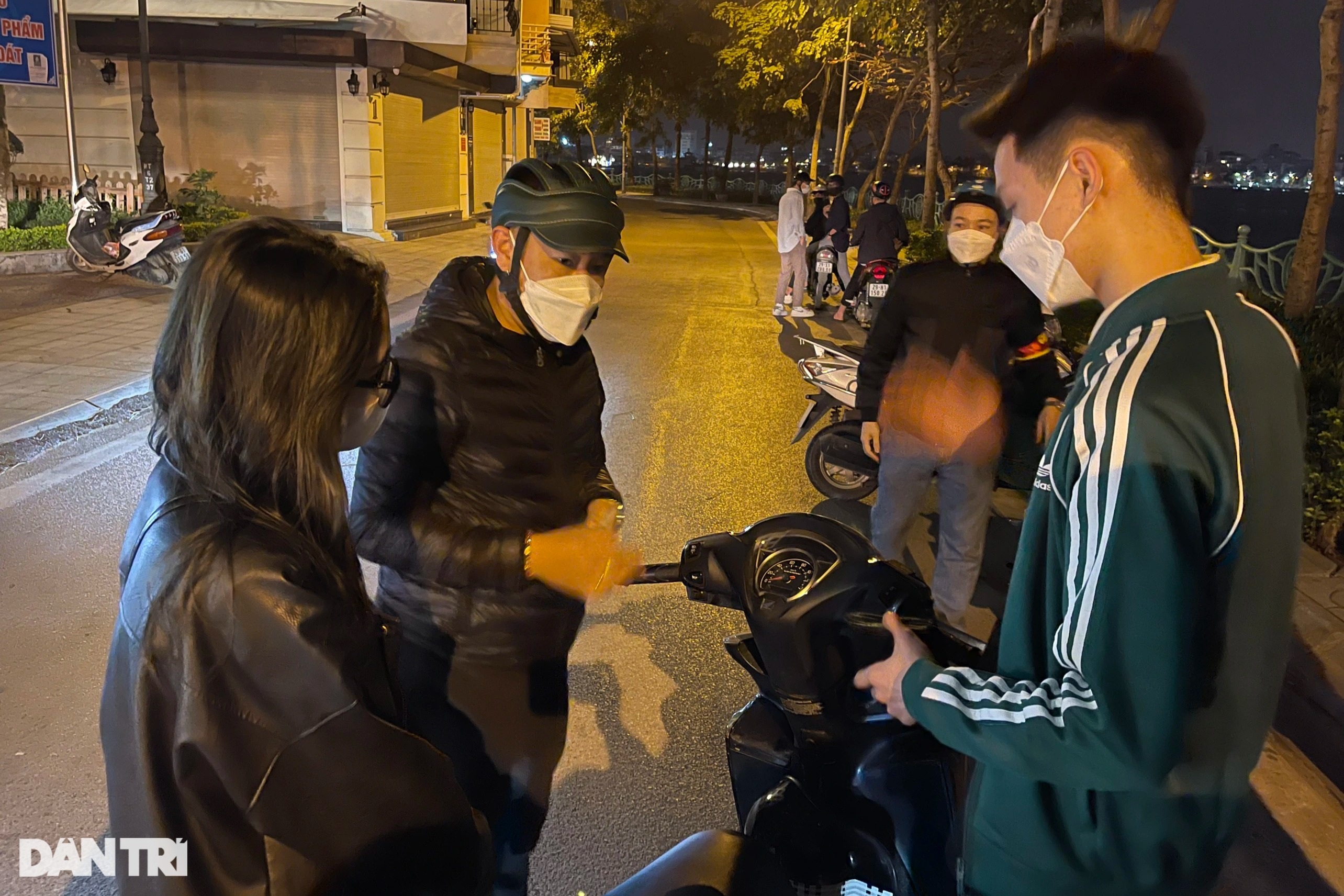 Cảnh sát hóa trang xuyên đêm vây bắt quái xế ở Hà Nội - 10
