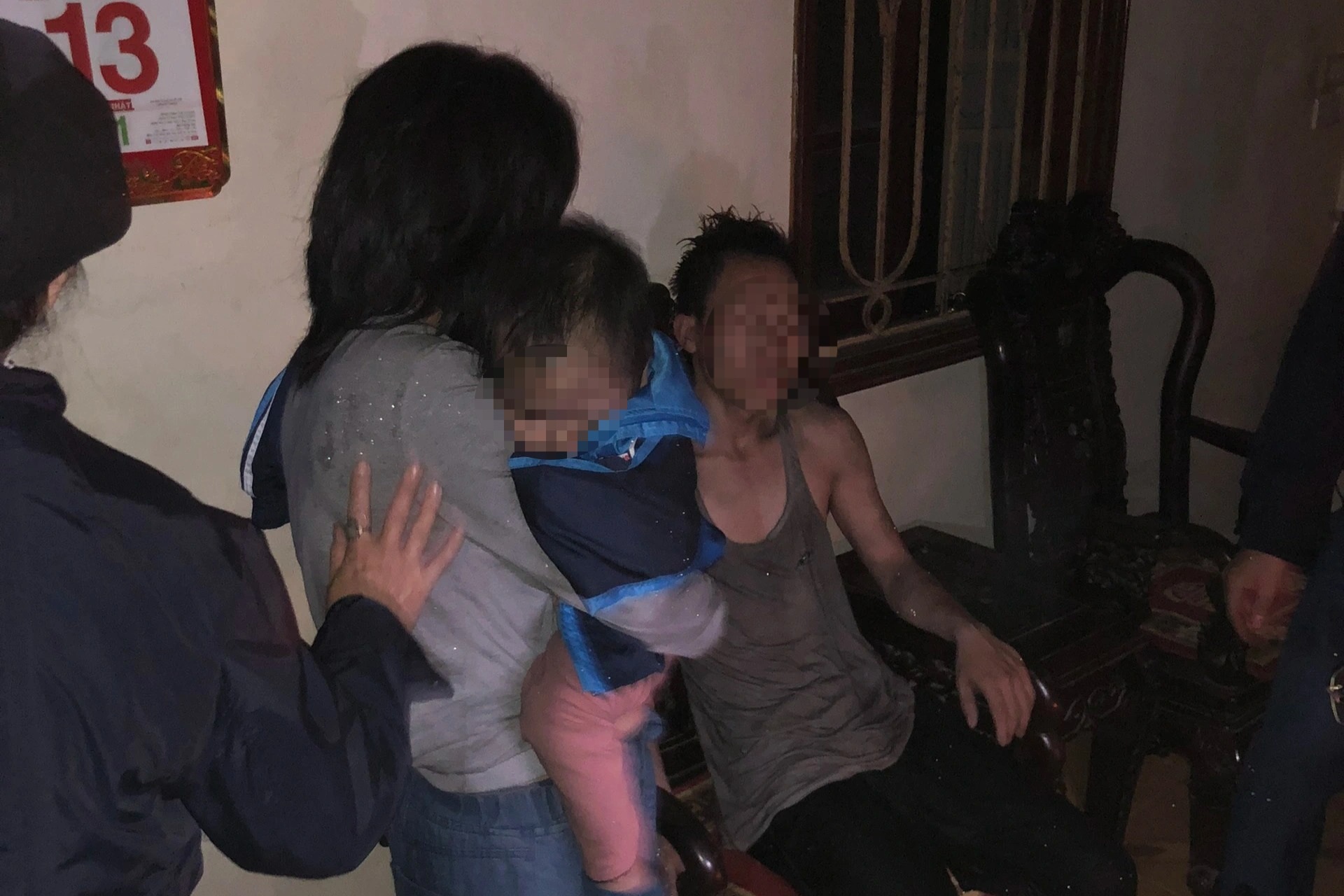 Cảnh sát giải cứu 3 bố con khỏi đám cháy nhà ở Hà Nội - 3
