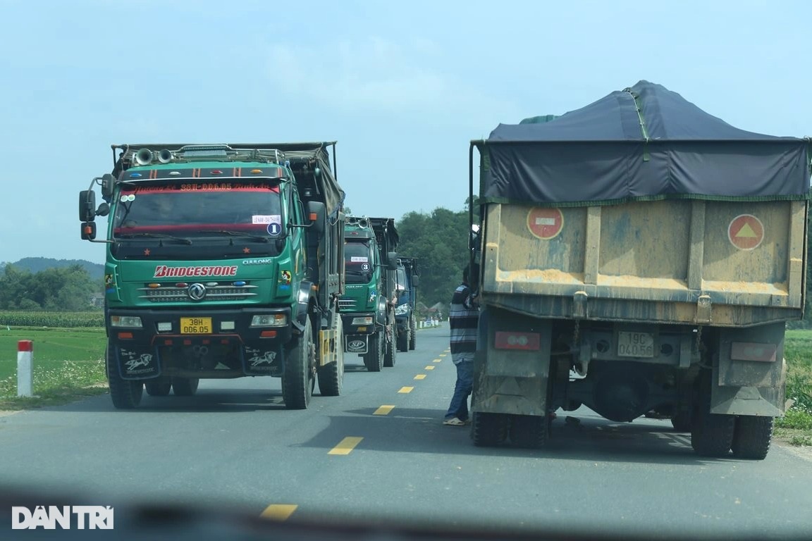 Hung thần xa lộ dàn hàng ngang trên đường - 1