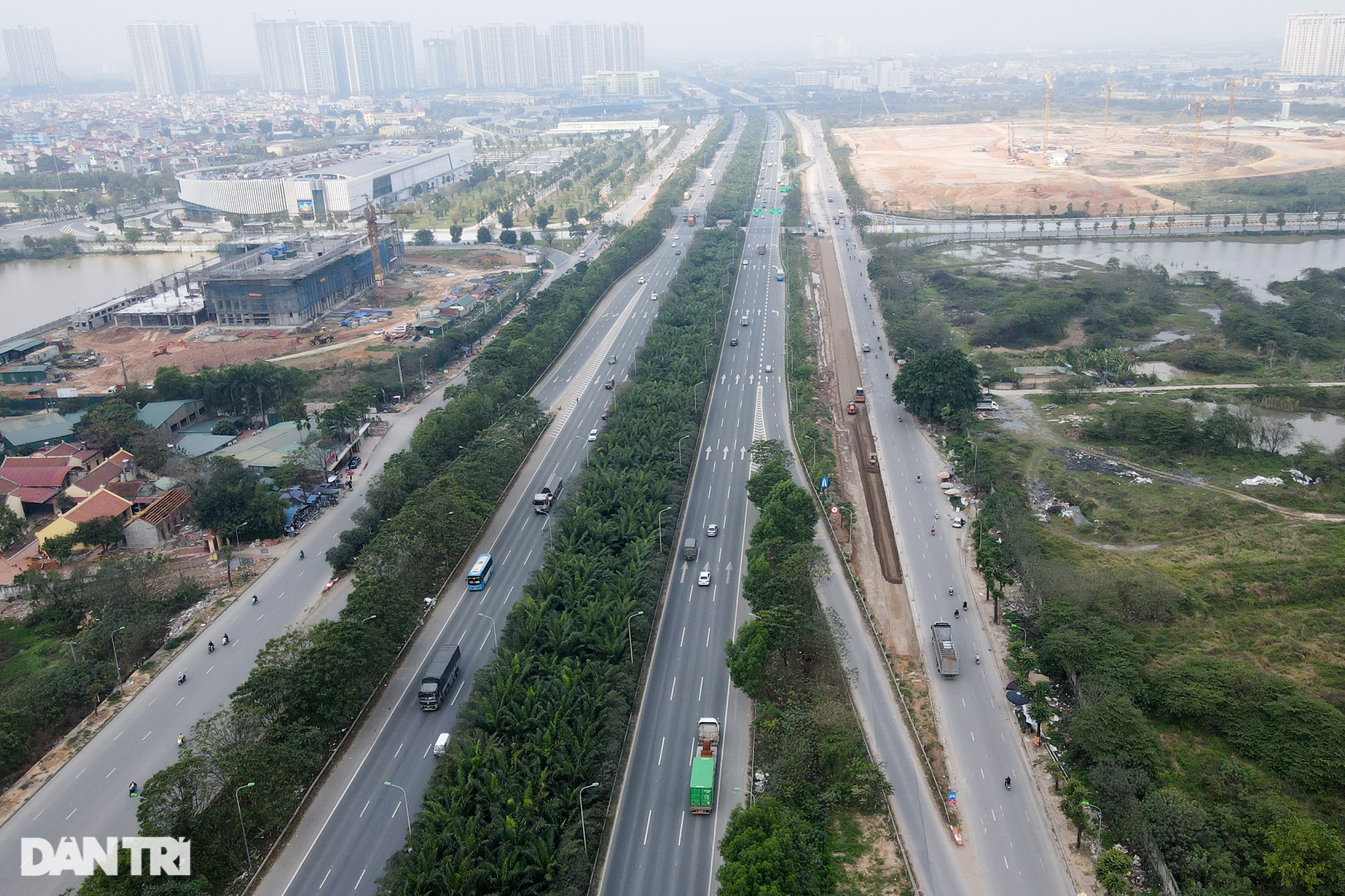 Di dời hàng trăm cây xanh, mở rộng đường gom Đại Lộ Thăng Long - 1