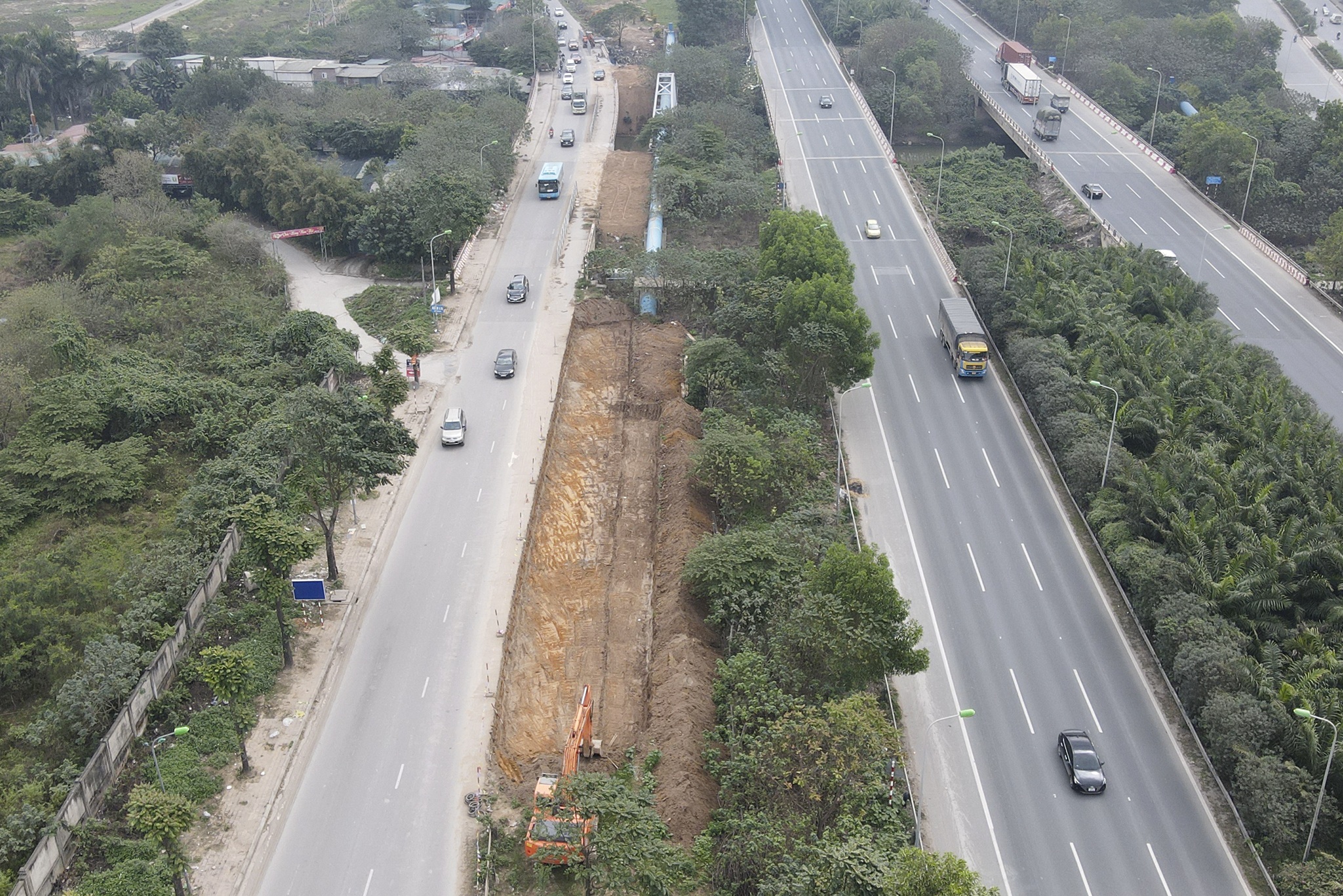 Di dời hàng trăm cây xanh, mở rộng đường gom Đại Lộ Thăng Long - 4