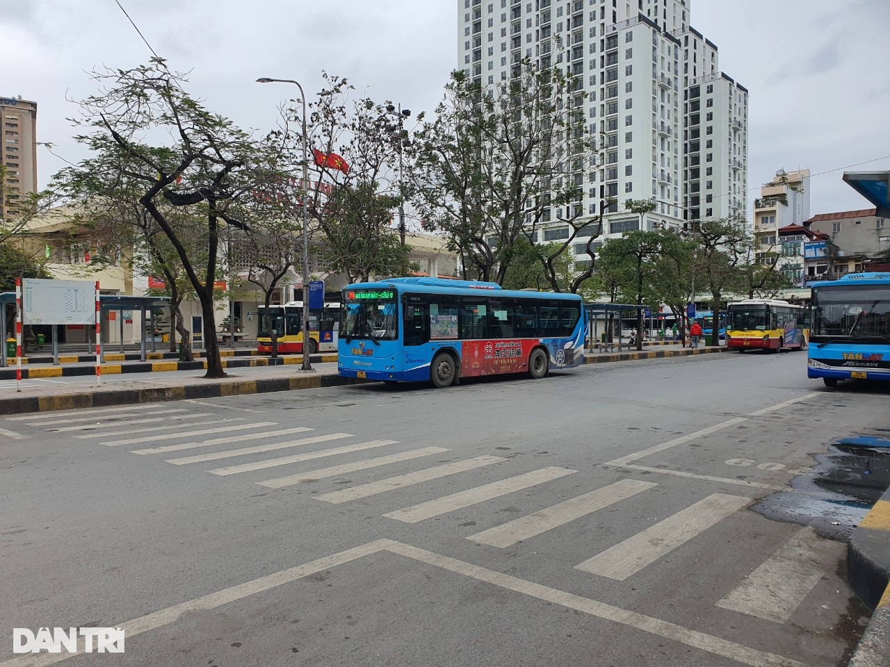 Giá xăng tăng chóng mặt, tài xế xe công nghệ chuyển nghề cò đất - 3