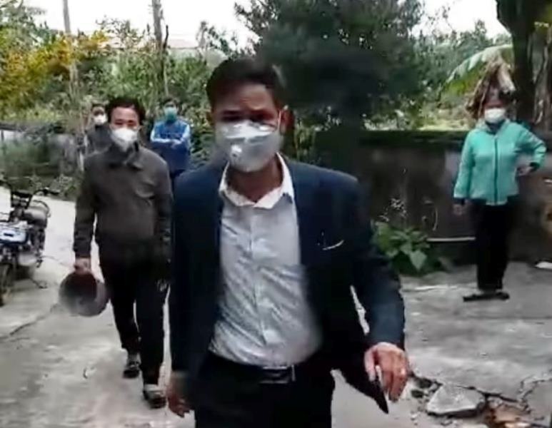 Chủ tịch xã nói gì về clip tố cáo xưng mày tao, ném điện thoại của dân? - 1 Chủ tịch xã nói gì về clip tố cáo xưng mày tao, ném điện thoại của dân? - 1