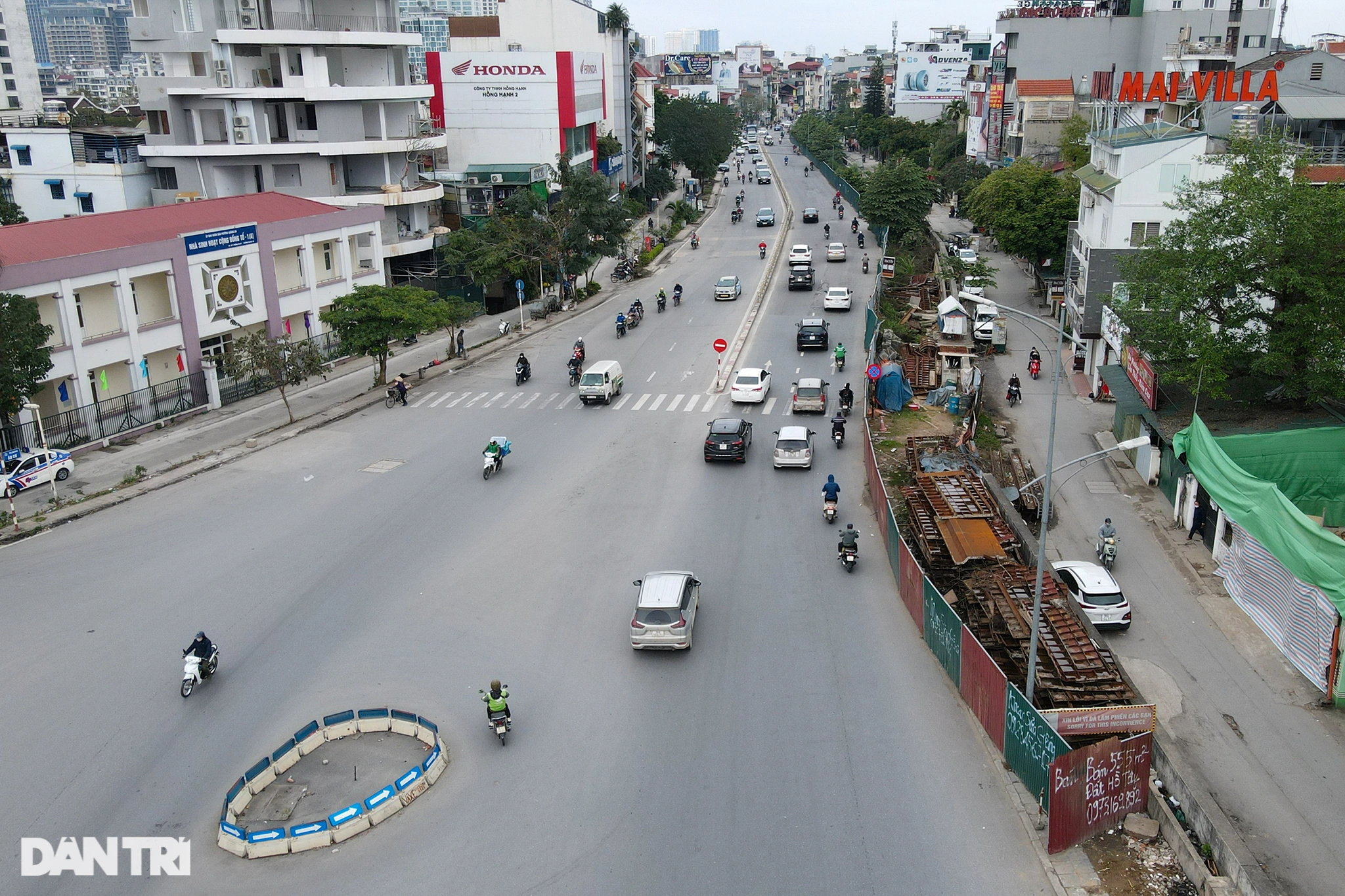 Rác thải ngập ngụa, bốt điện vênh váo trên con đường giữa Thủ đô - 3