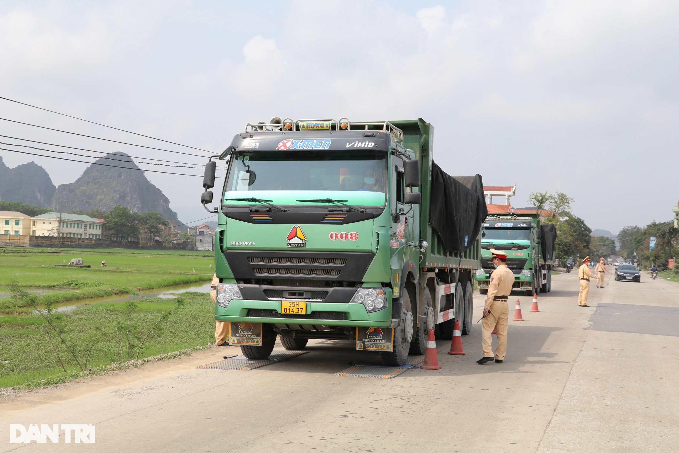 Các binh đoàn xe quá tải hết cửa xới nát những cung đường trọng yếu - 3