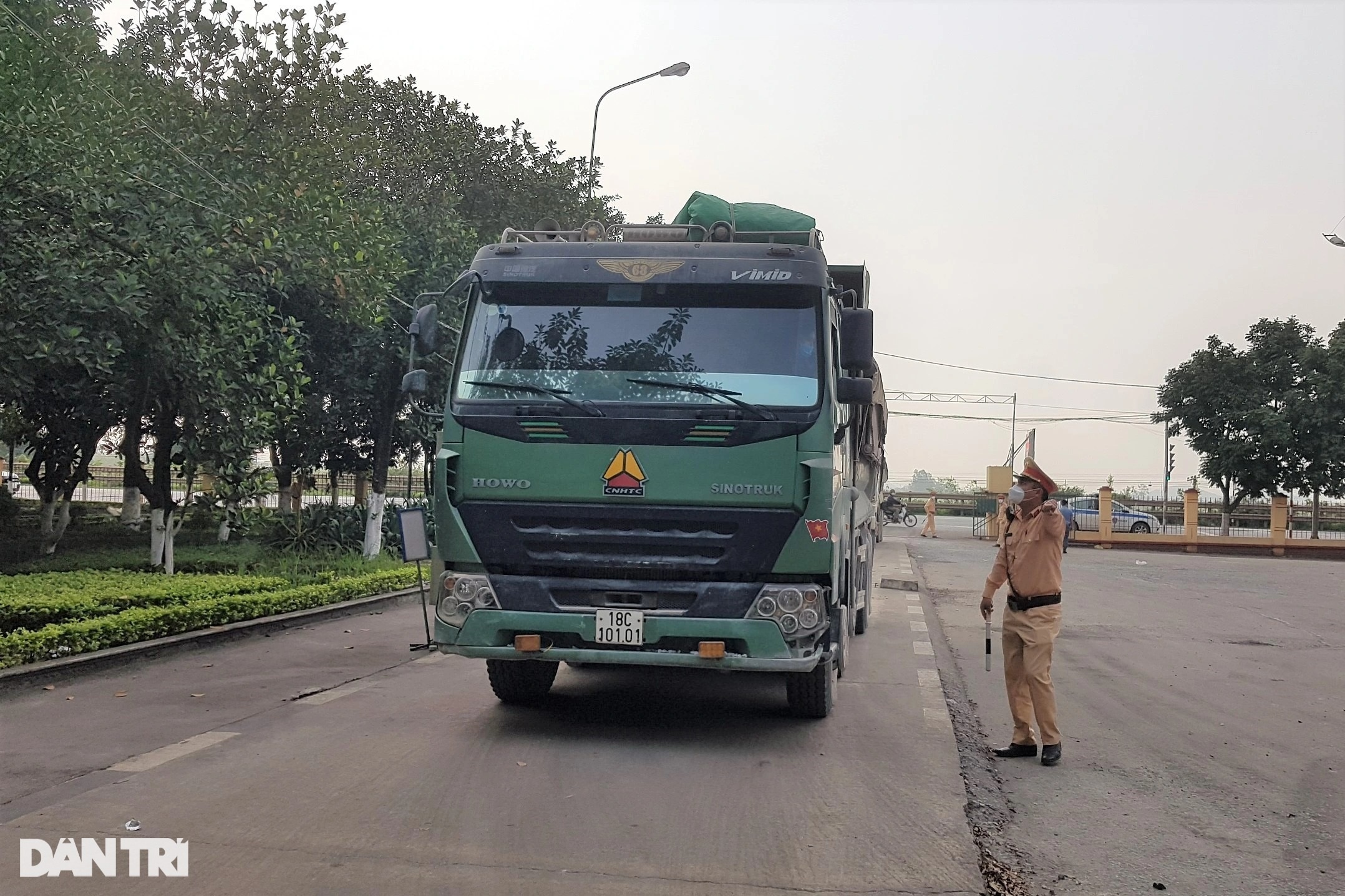 Các binh đoàn xe quá tải hết cửa xới nát những cung đường trọng yếu - 4