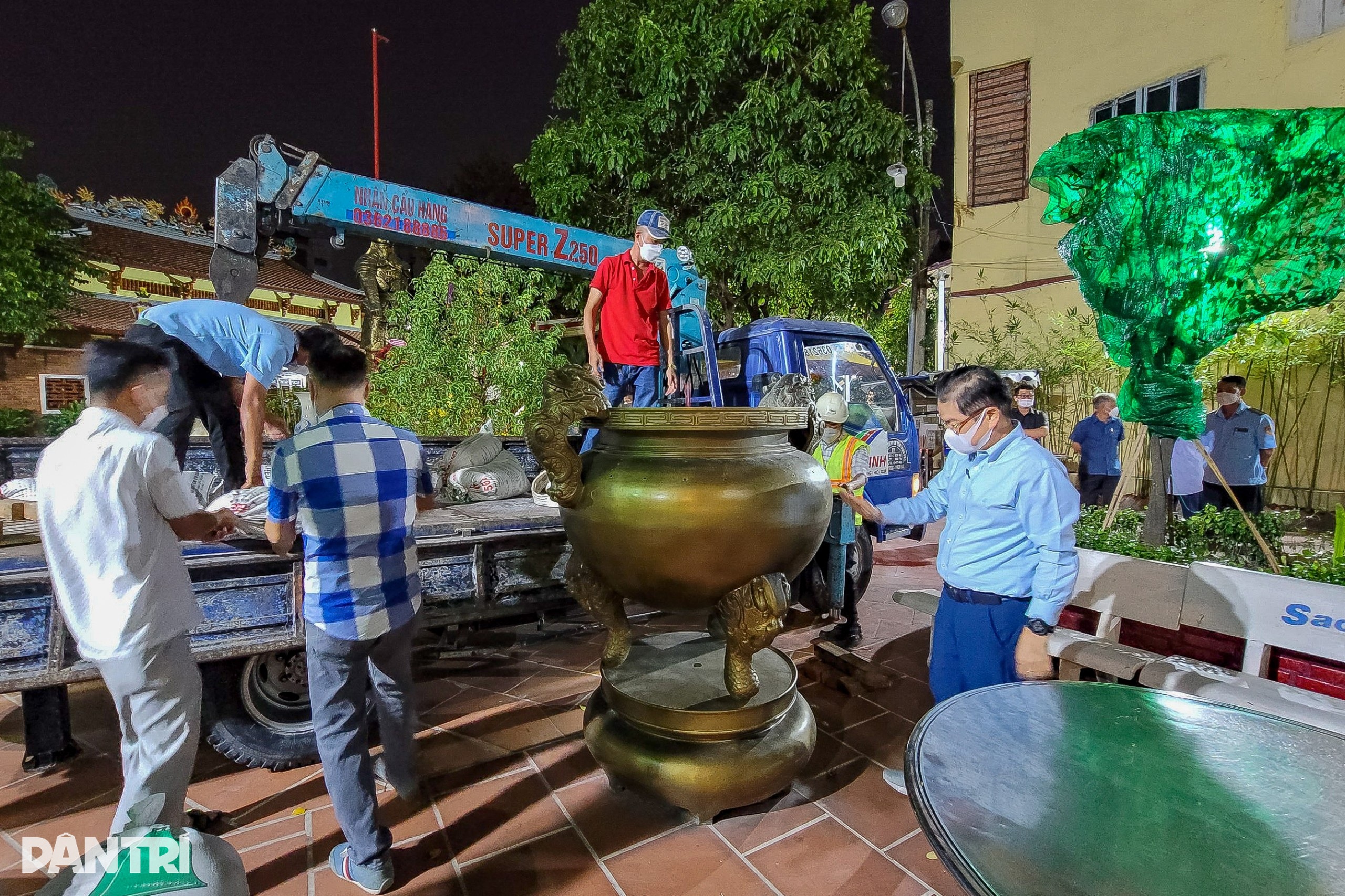 TPHCM: Thâu đêm cung thỉnh lư hương về tượng đài Trần Hưng Đạo - 1 TPHCM: Thâu đêm cung thỉnh lư hương về tượng đài Trần Hưng Đạo - 1