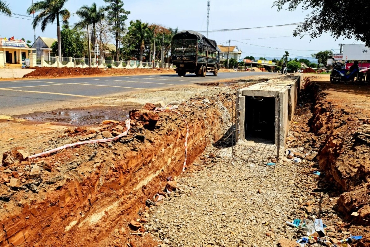 Sờ gáy loạt nhà thầu thi công quốc lộ cẩu thả gây mất an toàn giao thông - 2