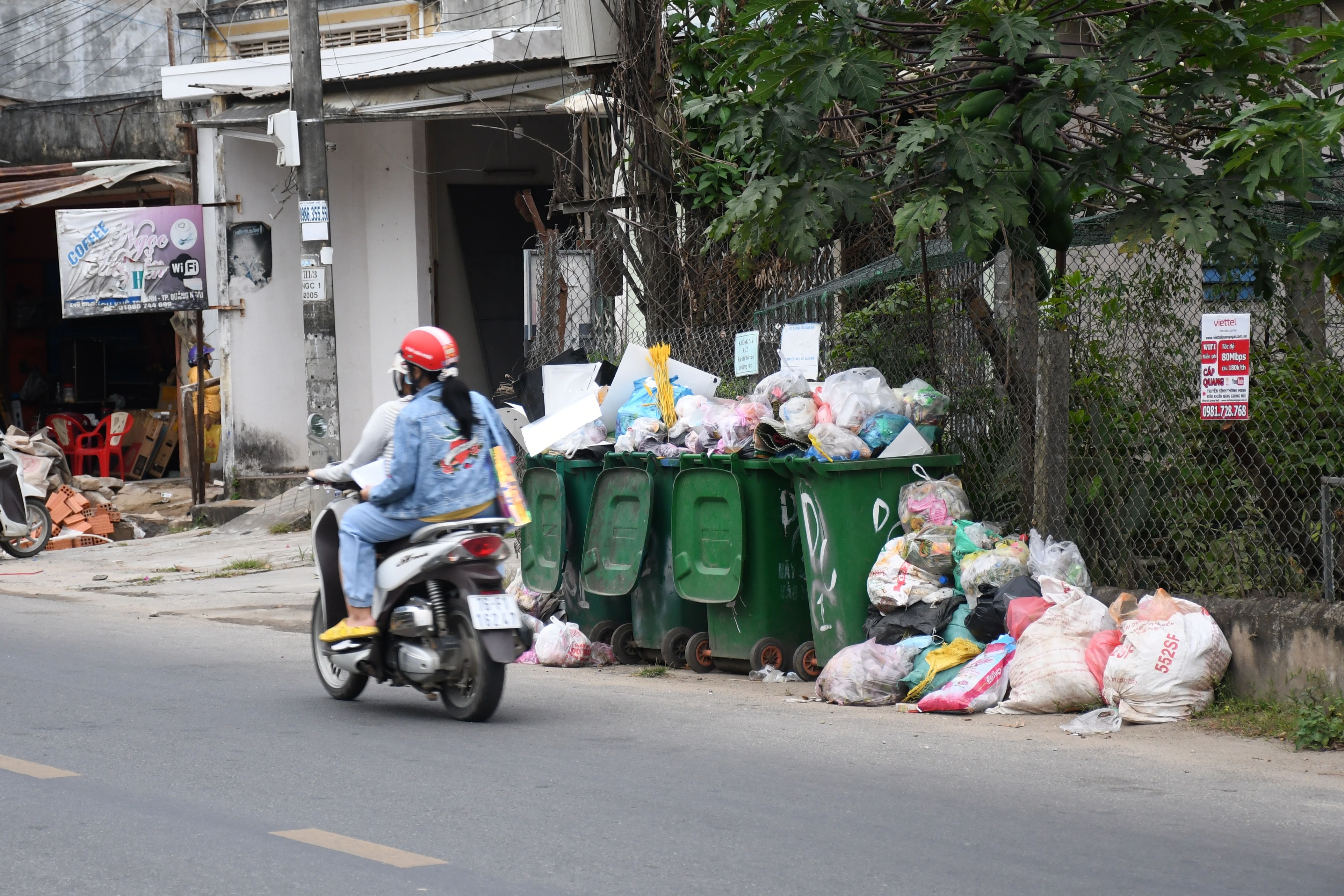 Rác thải bốc mùi hôi thối đường phố vì nhà máy xử lý từ chối tiếp nhận - 1