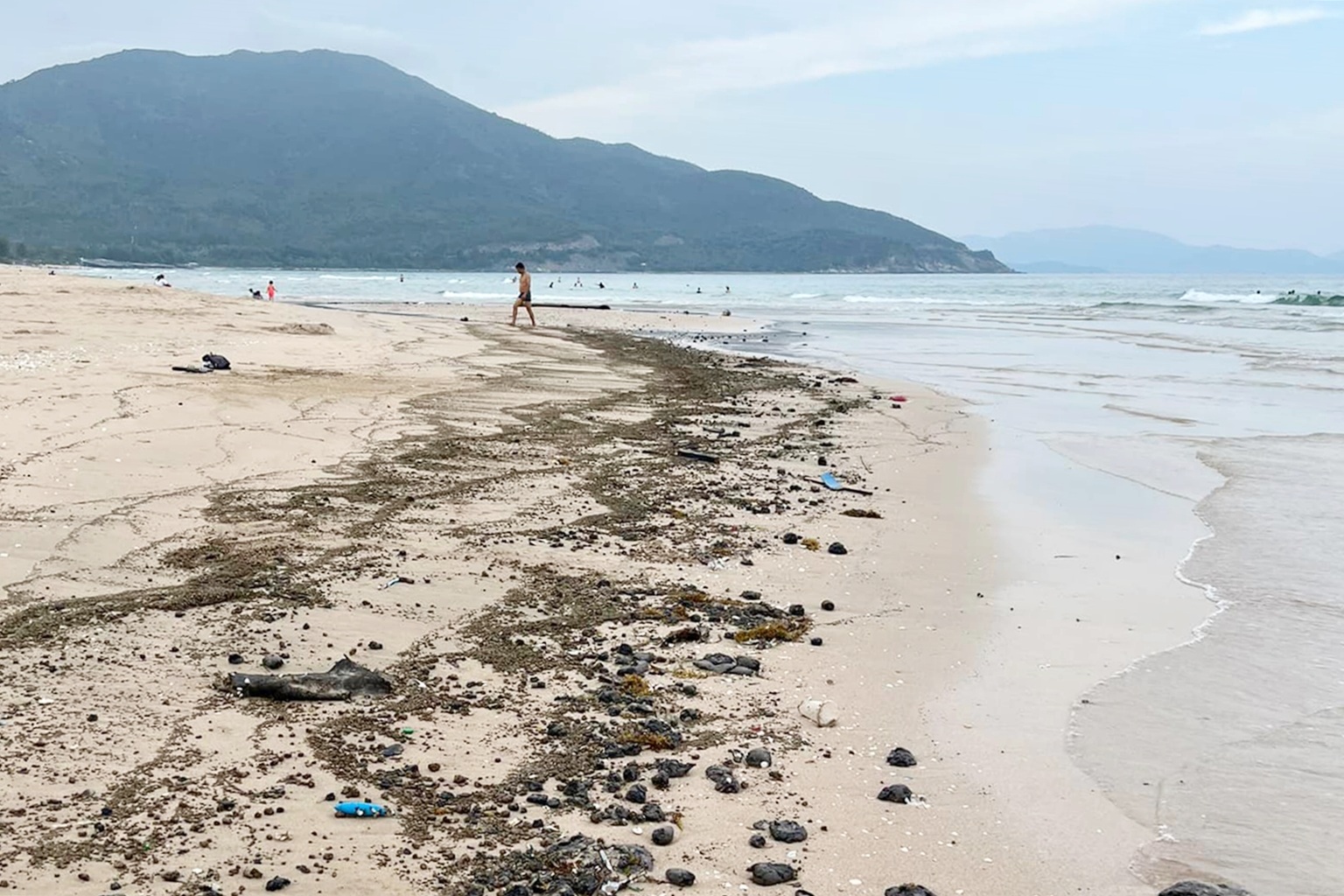 Bất thường dầu vón cục liên tiếp xuất hiện ở bãi biển nổi tiếng Khánh Hòa  - 1