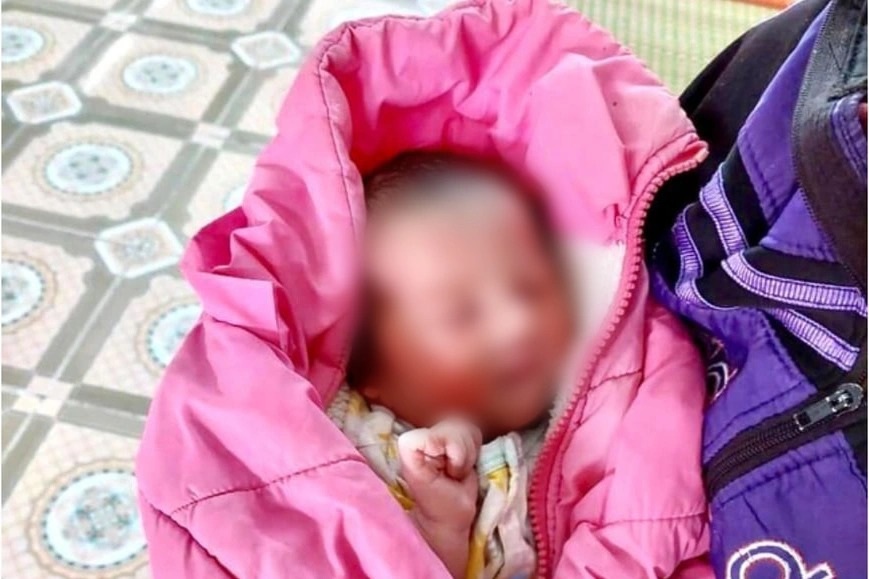 Truy tìm cha mẹ của bé gái sơ sinh bị bỏ trong túi nilon vứt bên đường - 2