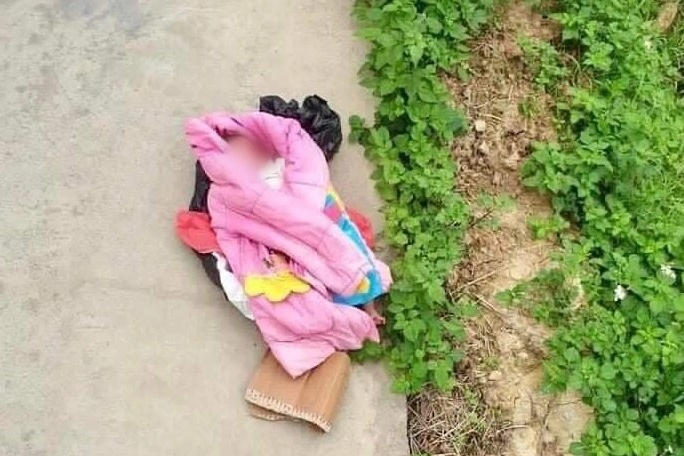 Truy tìm cha mẹ của bé gái sơ sinh bị bỏ trong túi nilon vứt bên đường - 1