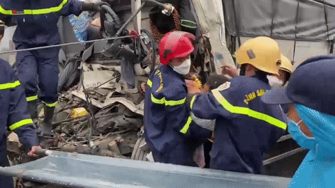 Gần một giờ cứu hộ đưa thi thể tài xế khỏi cabin xe tải sau vụ tai nạn  - 1