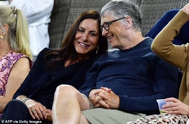 Bất ngờ với biểu cảm của tỷ phú Bill Gates khi đi với nhóm bạn nữ - 2