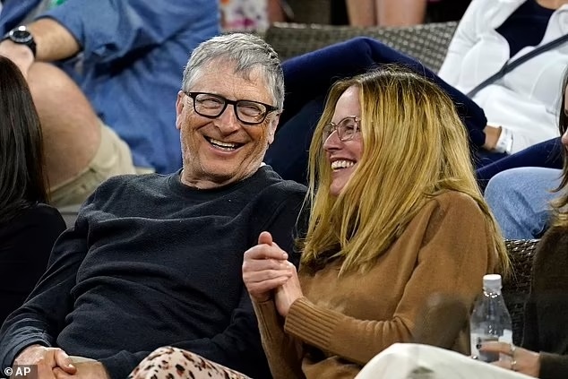 Bất ngờ với biểu cảm của tỷ phú Bill Gates khi đi với nhóm bạn nữ - 3