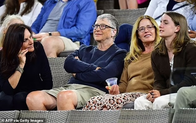 Bất ngờ với biểu cảm của tỷ phú Bill Gates khi đi với nhóm bạn nữ - 1