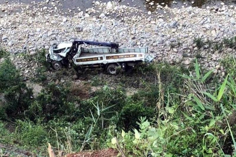 Xe tải đột ngột chết máy khi lên dốc rồi rơi xuống vực sâu 60 m - 1