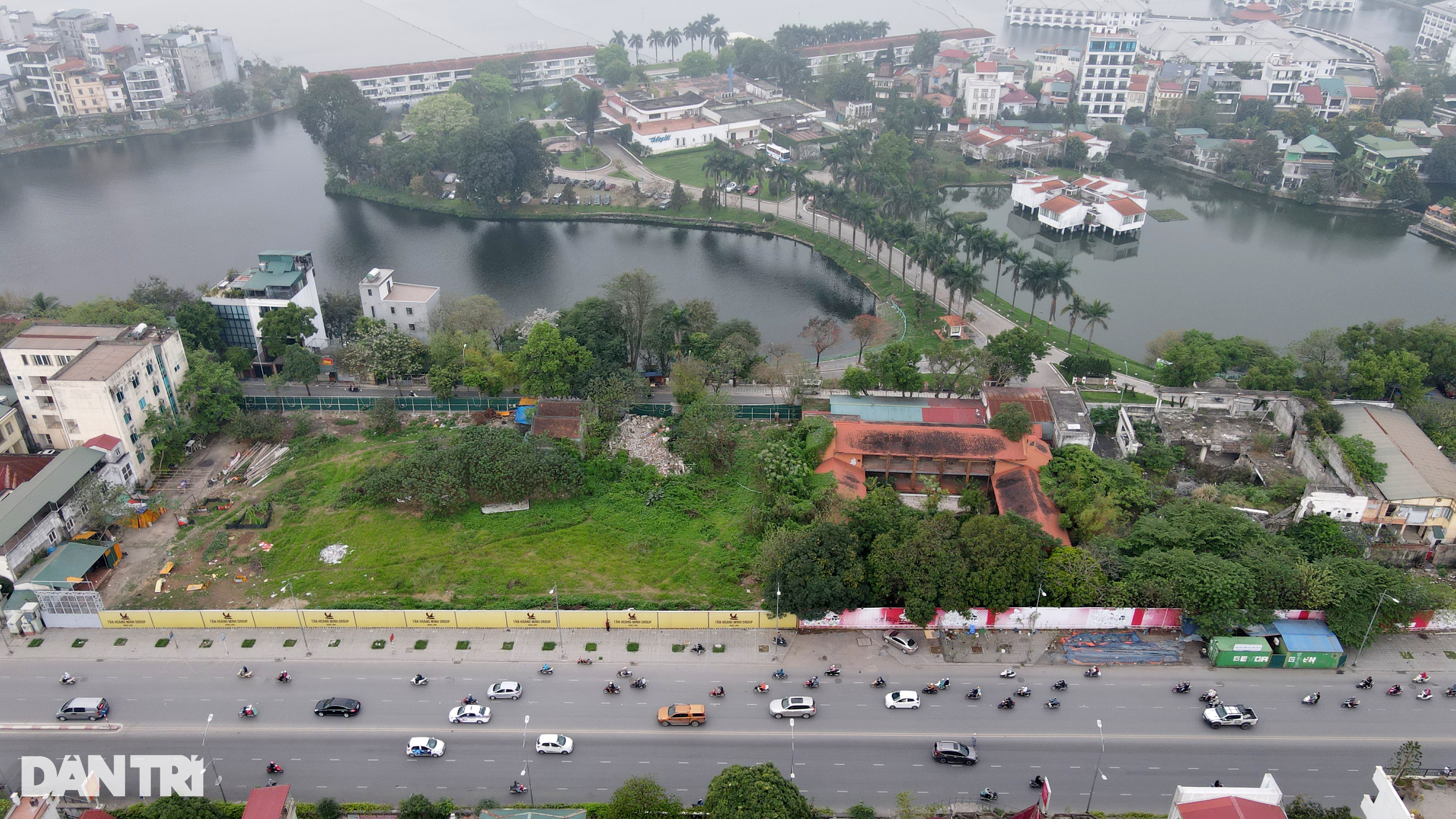 Lô đất vàng còn sót cạnh hồ Tây bất ngờ xuất hiện bảng tên Tân Hoàng Minh