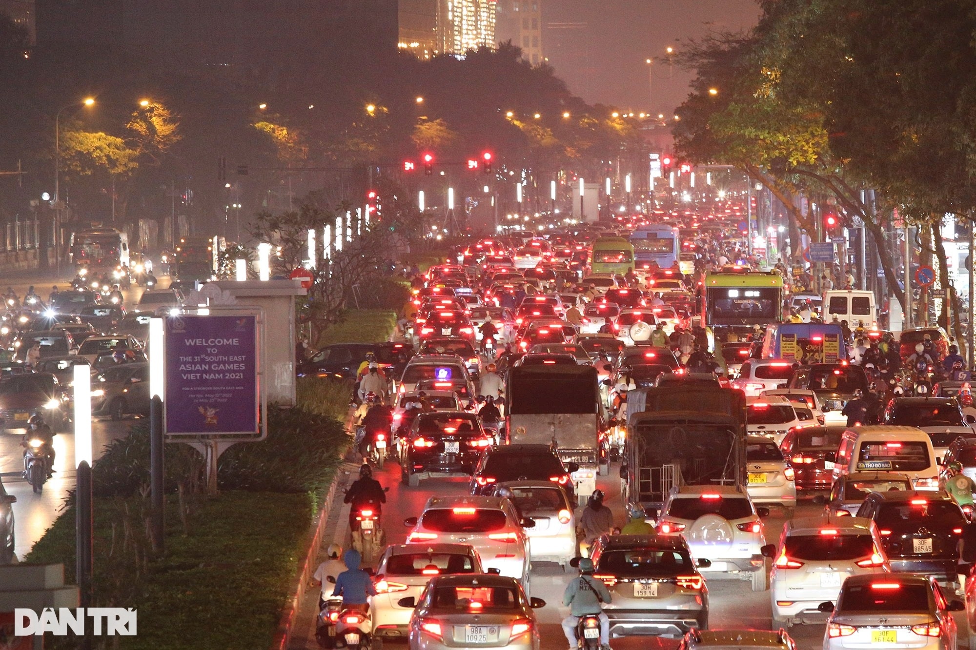 Đường phố ùn tắc giờ cao điểm, bình thường cũ ở Hà Nội đã quay trở lại? - 12