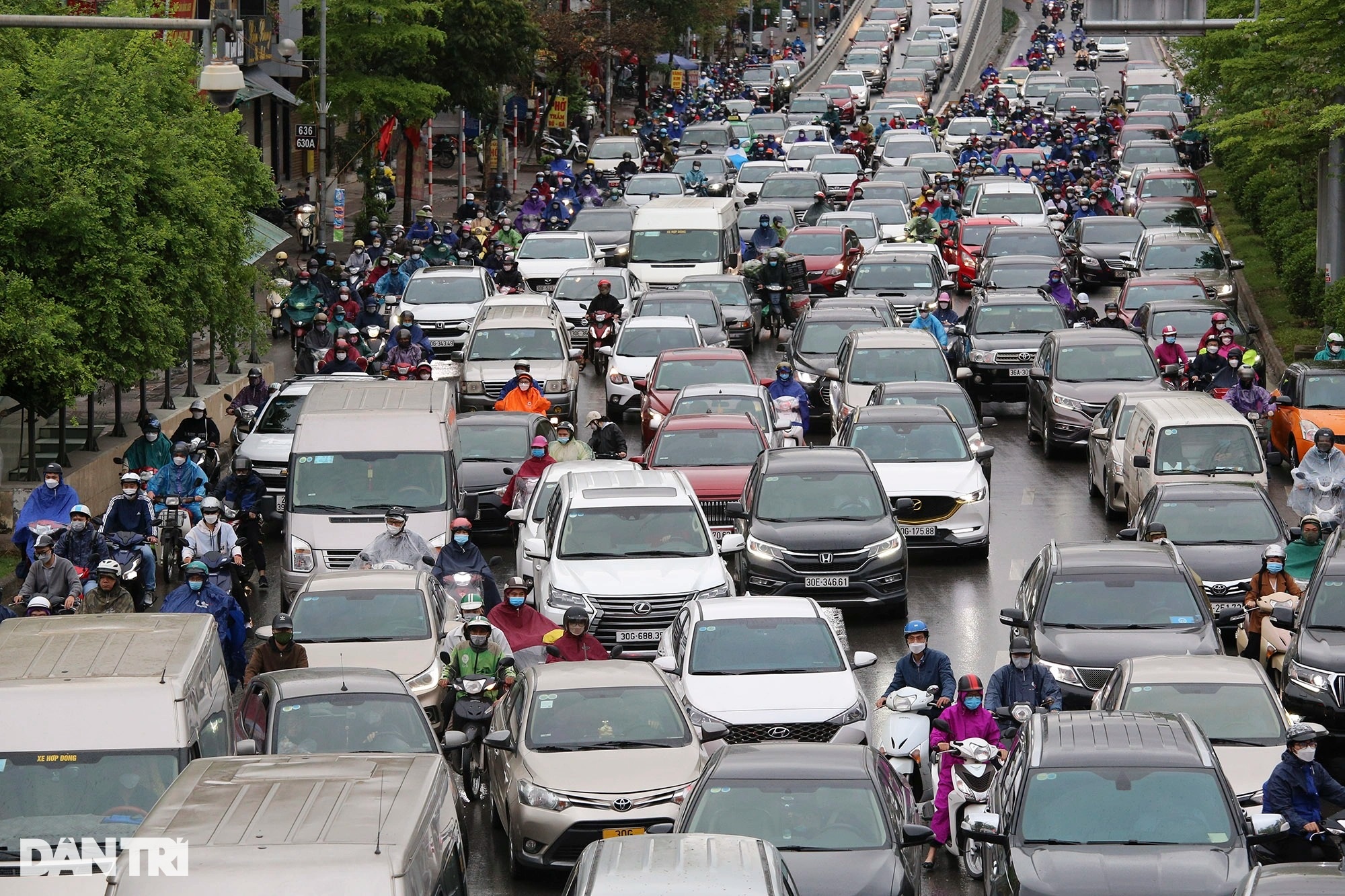 Đường phố ùn tắc giờ cao điểm, bình thường cũ ở Hà Nội đã quay trở lại? - 2